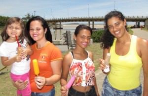 A pequena Ester e as amigas Camila, Retielen e Andreia não perdem a oportunidade de se refrescar com o itu. Foto: Fábio Barcelos