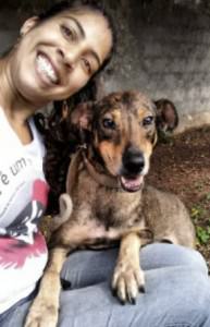 O cão Portos do CCZ recebendo carinho da voluntária. Foto: Divulgação Acervo Pessoal