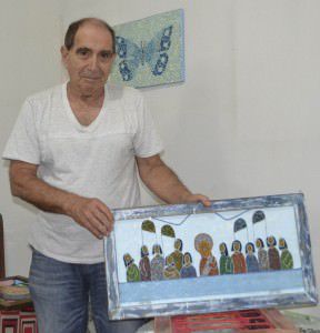 Paredes mostra uma de suas obras: a Santa Ceia feita com vidro moído. Foto: Ana Paula Bonelli