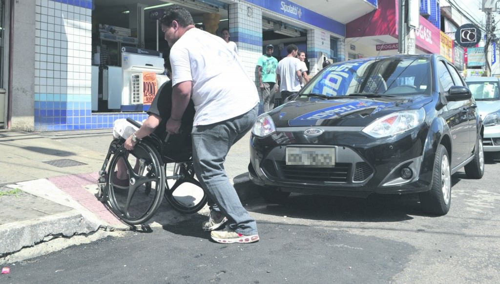 O cadeirante Thiago sofre para andar em Laranjeiras: "Existe rampa, mas é muito inclinada e não consigo subir sozinho". Foto: Ana Paula Bonelli