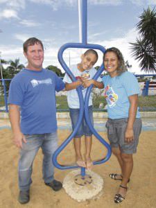 Vanuzia e Marcelo com o filho Miguel: dieta e acompanhento com especialistas ajudaram o garoto a aprender a ler e escrever. Foto: Fábio Barcelos