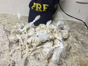 980 pedras de crack foram apreendidas na Serra durante uma abordagem a um ônibus. Foto: Divulgação PRF
