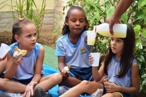 A professora e os alunos na hora do lanche. Foto: Divulgação