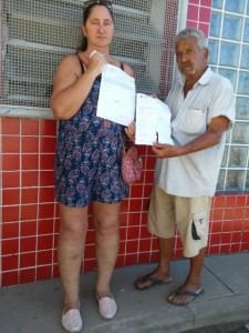 Irene Purqueira e José Flávio tentam há meses uma consulta no posto. Foto: Jana Tork
