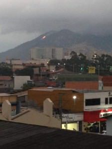 O incêndio começou por volta das 17h30 de hoje (12). Foto: Reprodução Facebook