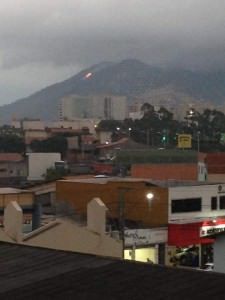 O incêndio começou no final da tarde da última quinta - feira (12). Foto: reprodução Facebook