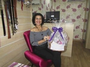 A vendedora Ana Maria Martins, da Lu Confecções e Acessórios, que vai sortear uma cesta com produtos de beleza para os clientes. Foto: Fábio Barcelos