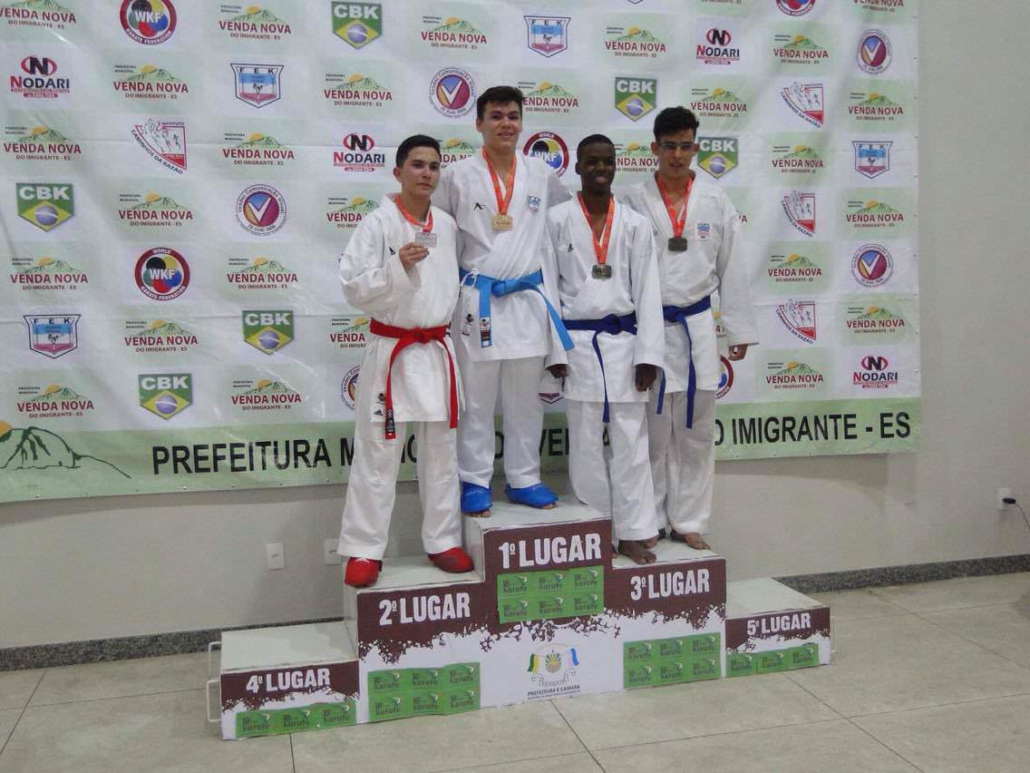 Bruno recebendo uma das medalhas de ouro. Foto: Divulgação