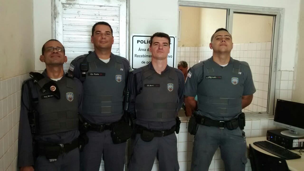 Os polícias responsáveis pela apreensão neste manhã. Foto: Divulgação
