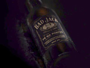 A Pé na Porter é uma cerveja escura do estilo porter. Foto: Divulgação