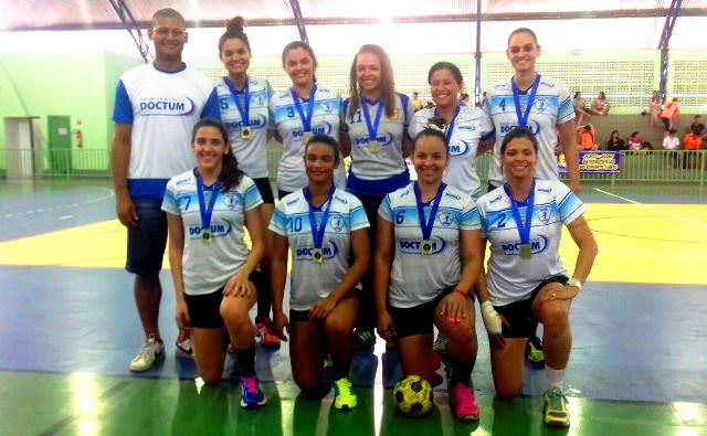 O goleiro Mão posa com as meninas campeãs no handebol. Foto: Divulgação
