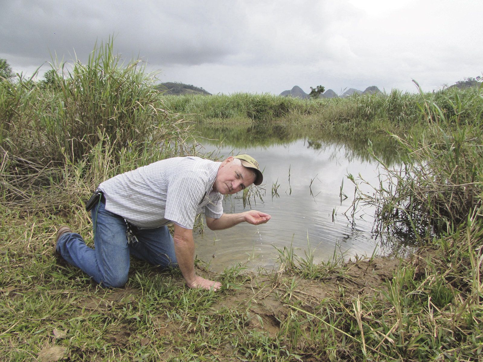 O produtor rural Joel Falqueto prova a água salobra do Reis Magos no trecho em que a Cesan vai captar o líquido. Foto: Bruno Lyra