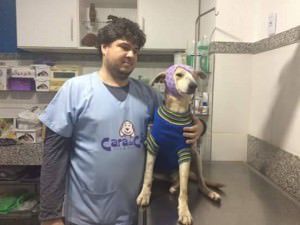 Carlos Ambrósio com o veterinário Marcos Lesqueves que está cuidando do animal. Foto: Divulgação ong Patas de Rua
