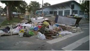 Antes do mutirão a praça ficava deste jeito: cheia de lixo de todos os tipos. Foto: Divulgação