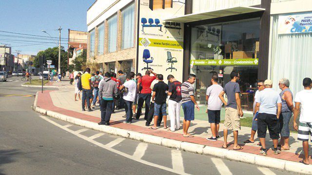 Usuários aguardavam no sol a abertura do Ciretran na manhã da última quarta (24). Foto: Joatan Alves