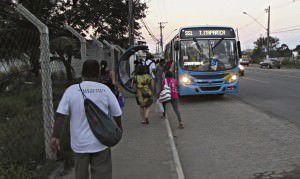O sufoco acontece principalmente em horário de pico, onde muitas vezes os ônibus nem param, por conta da superlotação. Foto: Fábio Barcelos