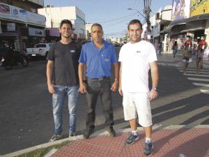 Os comerciantes Ademilson Endlich, Renato Bastos e Bruno Fabem estão animados com a previsão de aumento nas vendas. Foto: Fábio Barcelos