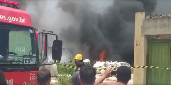 incendio-atinge-galpao-de-reciclagem-em-residencial-jacaraipe-na-serra-27112019-137113-article