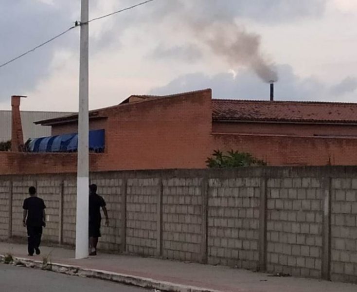 Fumaça chaminé de lavanderia