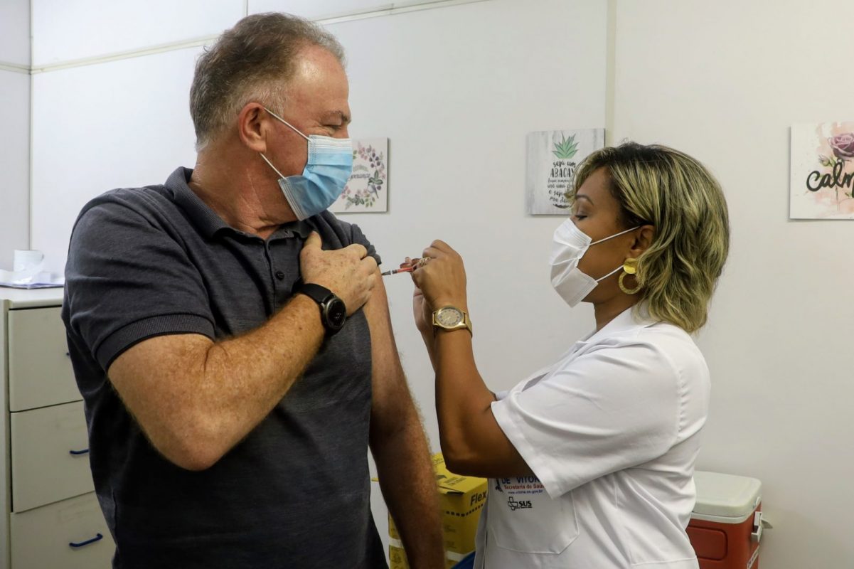 Casagrande recebe dose de reforço