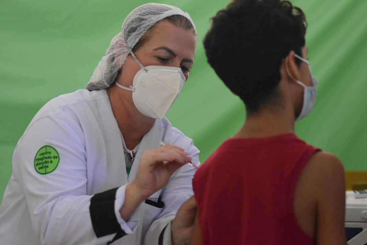 Menino sendo vacinado contra a Covid com a primeira dose no Maanaim de Vitória no último dia 18 de janeiro - Divulgação