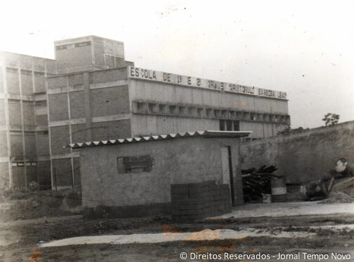 Construção da escola Aristóbulo Barbosa Leão- em Laranjeiras- no ano de 1979. Ainda dá para ver os tijolos amontados para o término da obra.