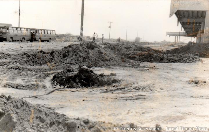 Construção do Terminal de Laranjeiras em meados de 1988. O transcol como conhecemos ainda não existia. Mas o terminal seria um dos pontapés para o início da integração metropolitana.