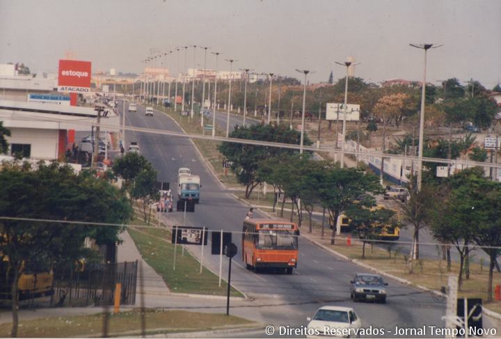 Foto da Avenida Eudes Scherrer de Souza- também conhecida como Avenida Civit. Registro feito em setembro de 1996.