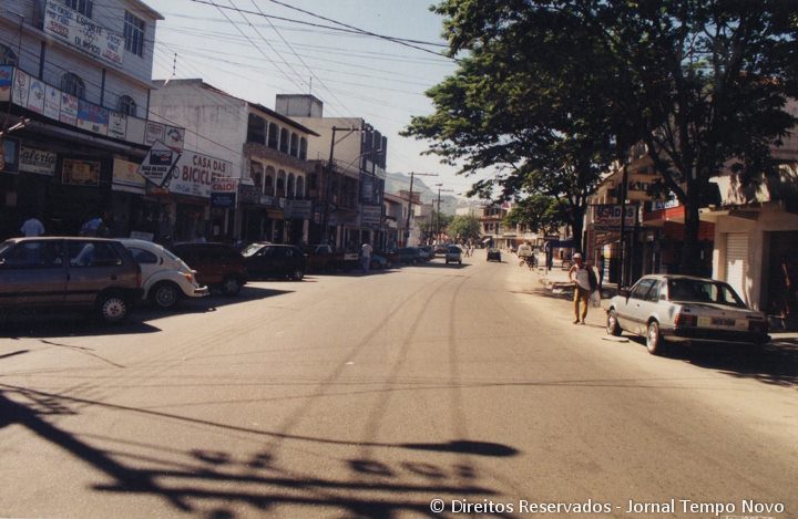 Foto de janeiro de 1999 na Avenida Central de Laranjeiras- trecho entre o Extrabom e o banco Itaú. Os carros ainda eram estacionados na diagonal- e nem se imagina rotativo no bairro.