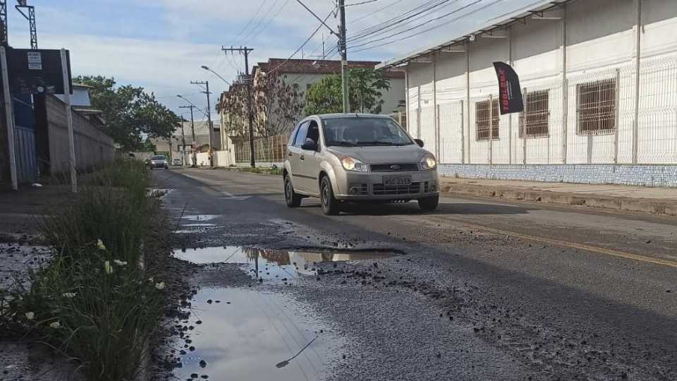 Buracos Motorista Carro Pneu Prefeitura da Serra Buraco Indenização