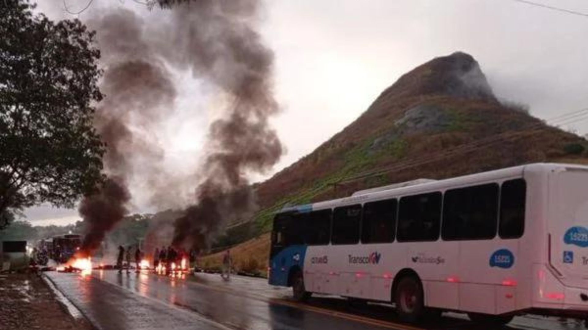 Serra BR-101 interditada Manifestação